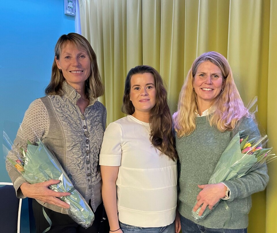 Kurslederne Kari Bø (til venstre) og Ingeborg H. Brækken (til høyre) omkranser kursdeltaker Hanne Brattetveit.