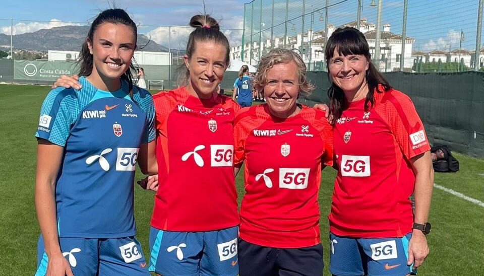 Støtter spillerne: Spesialfysioterapeut og fysisk trener for det kvinnelige landslaget i fotball, Gunnvor Halmøy, mener at fysioterapeuten er blant de viktige støttespillerne for spillerne, som ofte opplever en høy totalbelastning. Bildet er fra samling med kvinnelandslaget i november i fjor. (Fra venstre: spiller Ingrid Lystad Engen, ernæringsfysiolog Andrea Næss, Gunnvor Halmøy og massør Anne Tamlag.).
