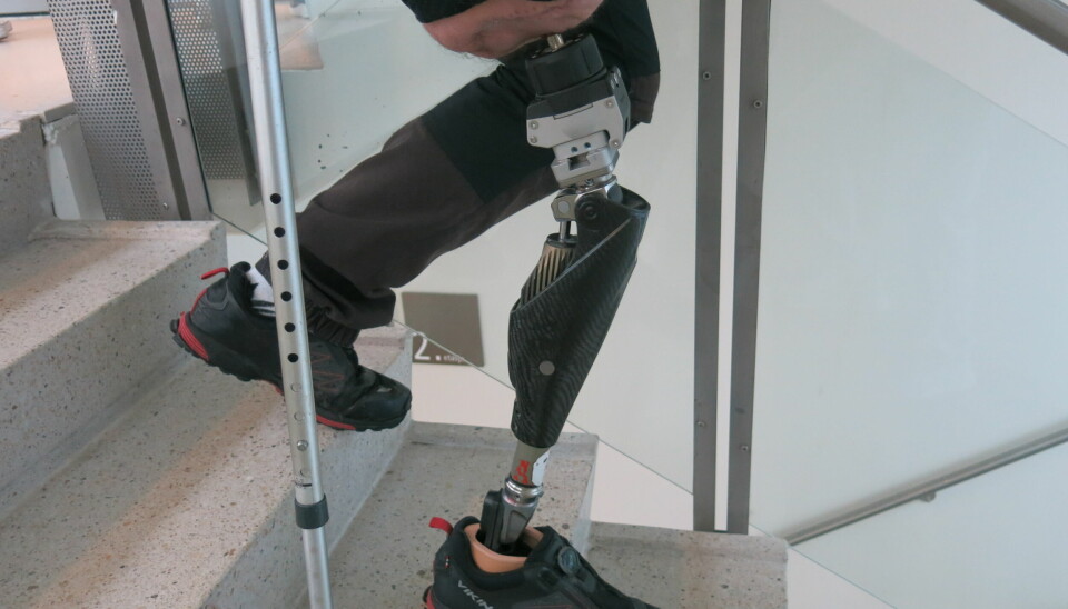 Pasient som er i gang med trappetrening med 'langprotese'