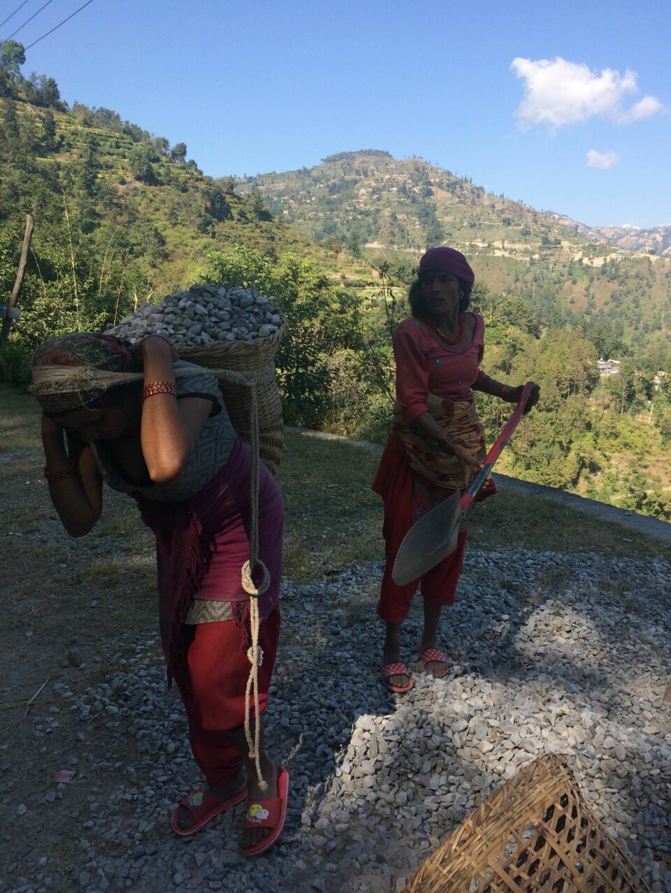 Tunge løft: Nepalsk kvinne bærer tungt - med kurven full av stein