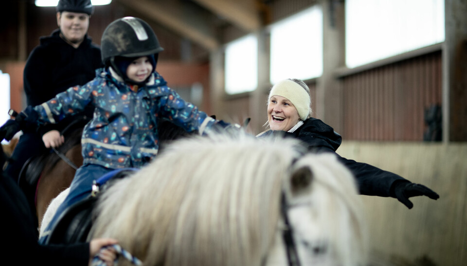 Å sitte på hesteryggen er gøy! Barna trener på postural kontroll og jobber med mange muskelkjeder, i ulike plan