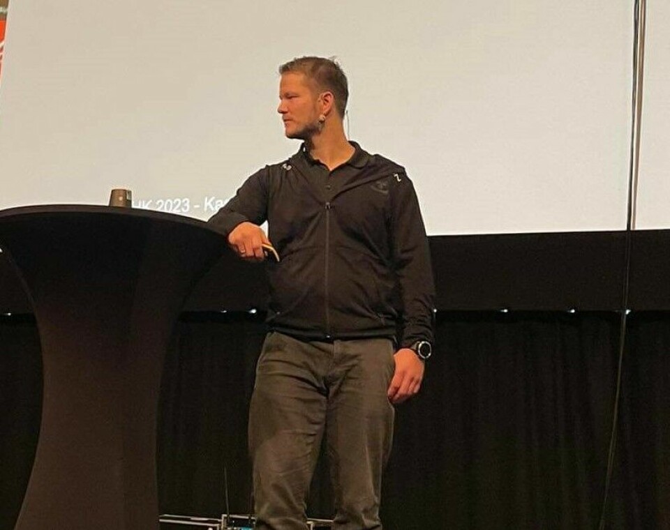Magnus Håmsø presenterer kasuistikken under Idrettsmedisinsk høstkongress 2023. Foto: Privat