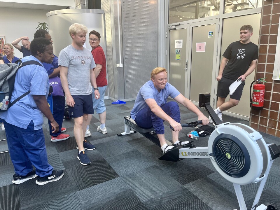 Ask fra hjemmetjenesten tok seieren i 100 meter roing. Fysioterapeut Lars (t.v) instruerer i god teknikk.