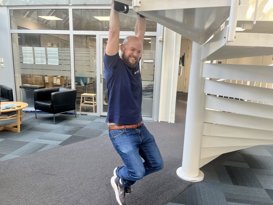 Fredrik, en tidligere fysioterapeut i bydelen, henger så lenge han klarer.