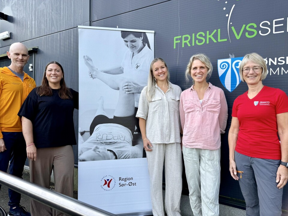 Fysioterapeuter i Tønsberg kommune stilte på stand for å veilede om korsryggsmerter og informere om hvilken betydning fysioterapi har i kommunehelsetjenesten. Fra venstre: Henrik Johansen, Liv Cathrine Sjulstad Henningsen, Lene Haslestad, Kristine Hytten og Sølvi Solheim.