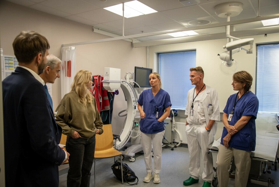 Fysioterapeut ved ortopedisk klinikk, Ahus, Kari Krokan (i midten), i samtale med fra venstre helse- og omsorgsminister Jan Christian Vestre, statsminister Jonas Gahr Støre, pasient Vilde Dahlbak Gunnes, overlege og avdelingsleder ved ortopedisk klinikk, Jan Rune Mikaelsen, og avdelingsleder ved medisinsk divisjon, Hilde Stømner.