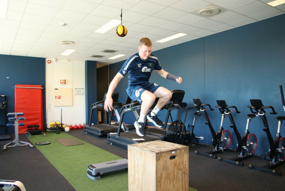 UTE MED SKADE Keeper Magnus Rugland Ree utfører fallhopp på kasse for utvikling av eksplosiv styrke.