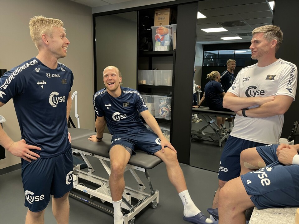 GOD STEMNING To sting i øyebrynet går ikke upaktet hen i behandlingsrommet. Fra venstre Arild Østbø, Lars-Jørgen Salvesen og Halvard Grova.