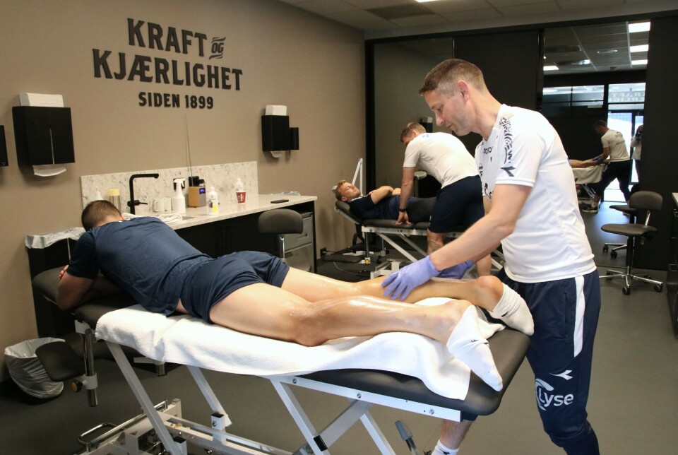 KRAFT OG KJÆRLIGHET Fysioterapeut og manuellterapeut Kenneth Hammond Rosbach sørger for litt vedlikehold av kaptein Zlatko Tripic før dagens trening.