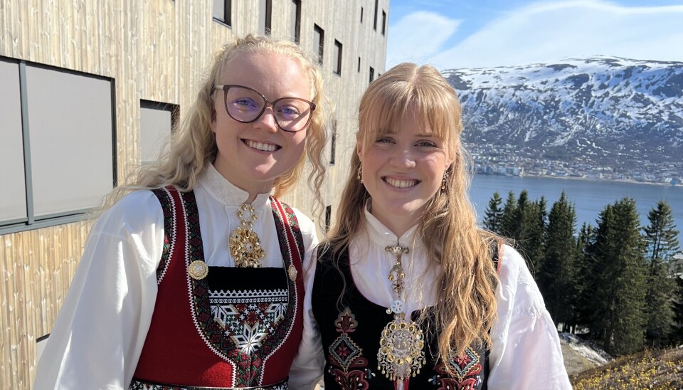 Margit Nikoline Langballe (til venstre) og Sara Marie Langvatn Krumsvik.