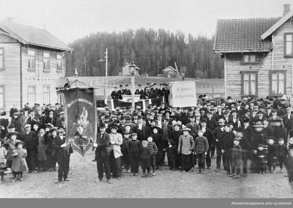 1. mai-feiring på Jevnaker, 1907. Parolen er 8 timers arbeidsdag