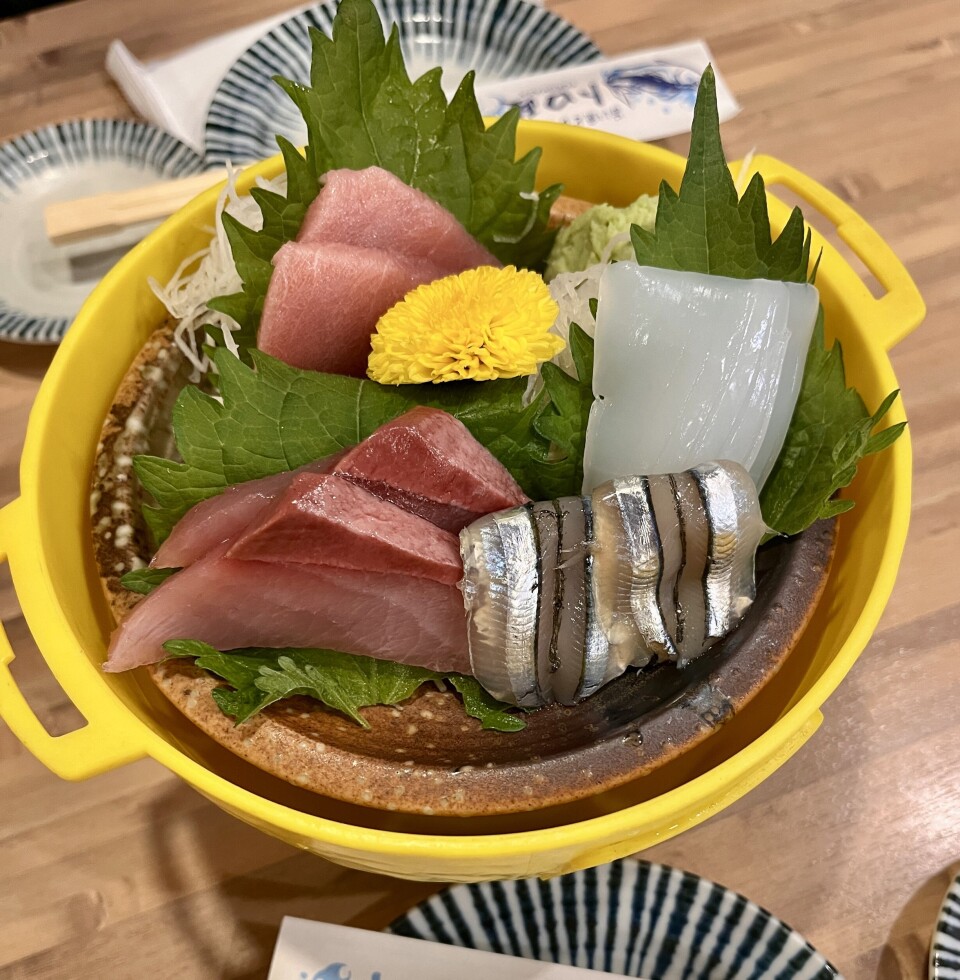 Fisk og salat. Sashimi. Et velkjent syn på japanske restauranter.