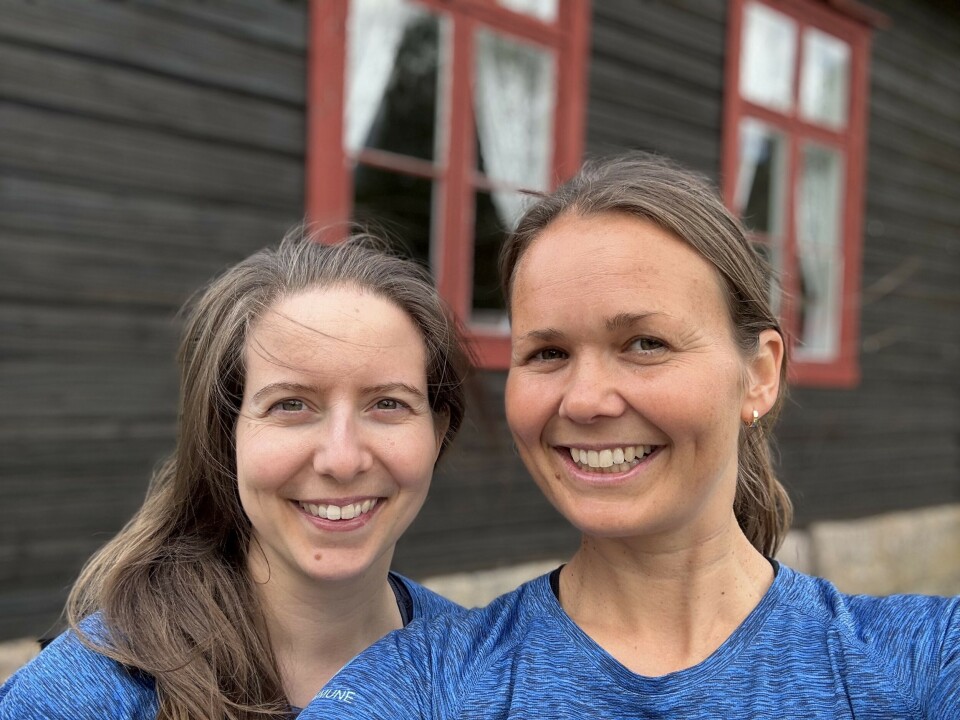 Stephanie Gomez Holst (t.v.) og Åsta Synnøve Harstveit Mattingsdal reiser rundt til de eldre i Åmli. Resultat: Aktiv Senior.