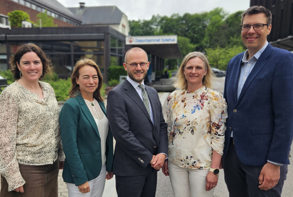 Veileder, biveiledere og nyutnevnt PhD.: F.v. Anne Therese Tveter (biveileder), Nina Østerås (hovedveileder), Emil Thomassen (kandidat), Inger Jorid Berg (biveileder) og Eirik Klami Kristianslund (biveileder).