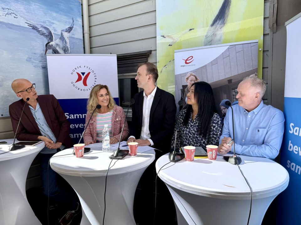 Fra venstre: Møteleder Erik Aasheim, direktør i NHO Geneo, Karita Bekkemellem, statssekretær i Arbeids- og inkluderingsdepartementet, Edvind Søvik, forbundsleder i Norsk Ergoterapeutforbund Tove Holst Skyer og forbundslere i Norsk Fysioterapeutforbund, Stig Fløisand.