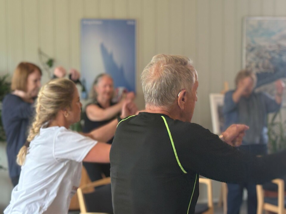 Full konsentrasjon mens musikken hjelper til med stavtak på stedet.