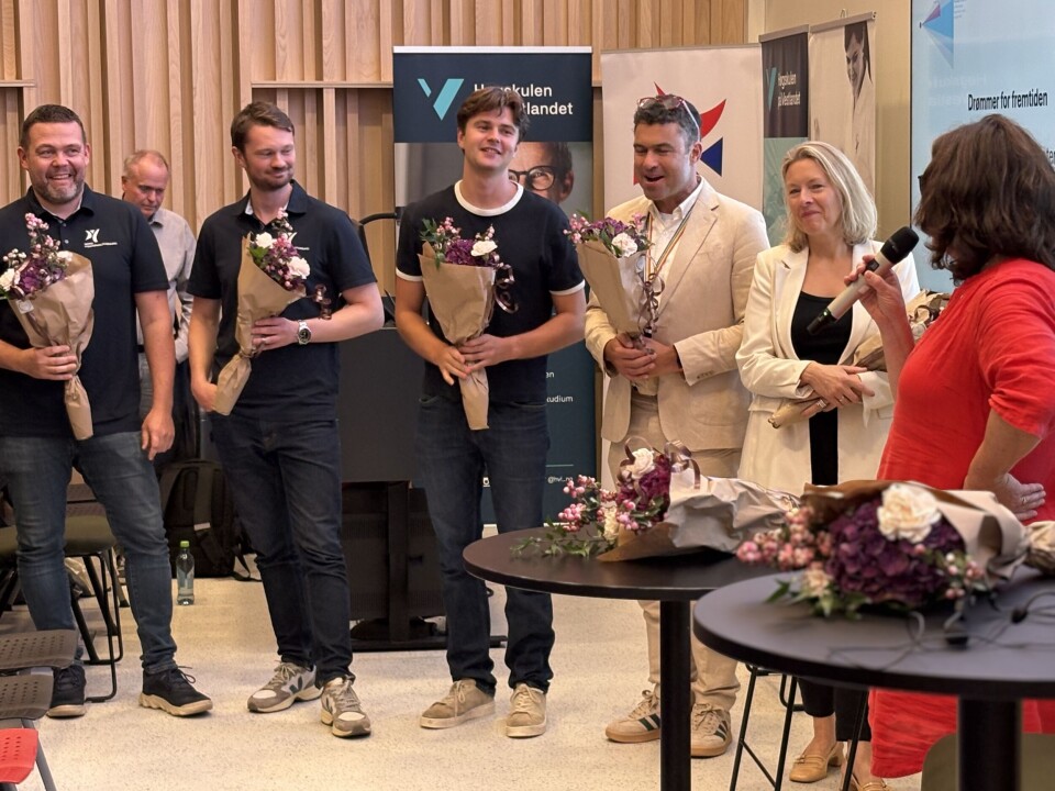 En samlet arrangørstab mottok blomster som takk for en vellykket feiring: Fra venstre: Preben Andersen, Snorre Hjartnes, Audun Syvertsen, Joost van Wijchen, Hege Handeland og Aslaug Kleiveland (med mikrofon).