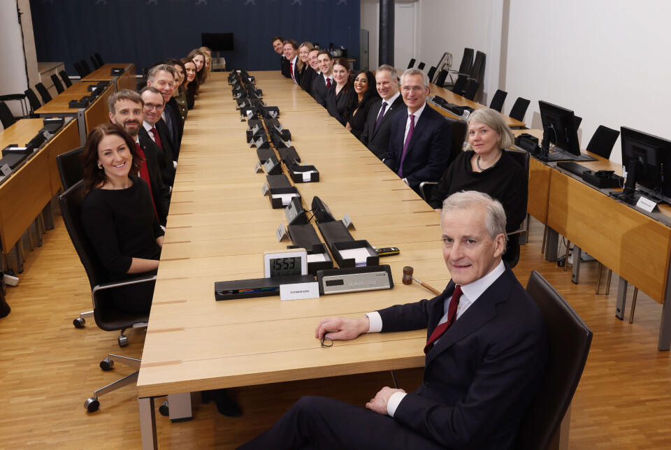 Regjeringen Støre i regjeringskonferanse 4. februar 2025. Til høyre for statsministeren sitter regjeringsråd Anne Nafstad Lyftingsmo. Ellers er det bare regjeringsmedlemmer rundt bordet.