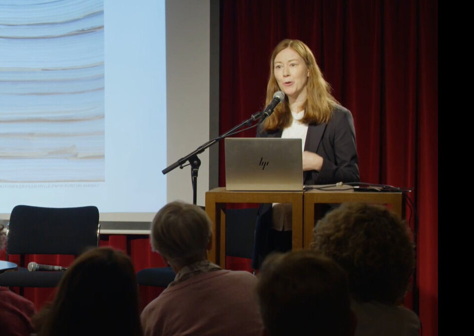 Kristin Taraldsen åpner halvdagsseminaret, med å formidle blant annet konsekvenser av et fall. Her er hun i aksjon fra talerstolen på Litteraturhuset torsdag ettermiddag.