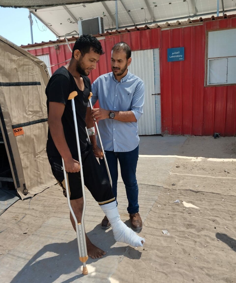 Fysioterapeut Osama Younis gir gangtrening til en pasient med en kompleks skade i underekstremitetene som følge av et luftangrep