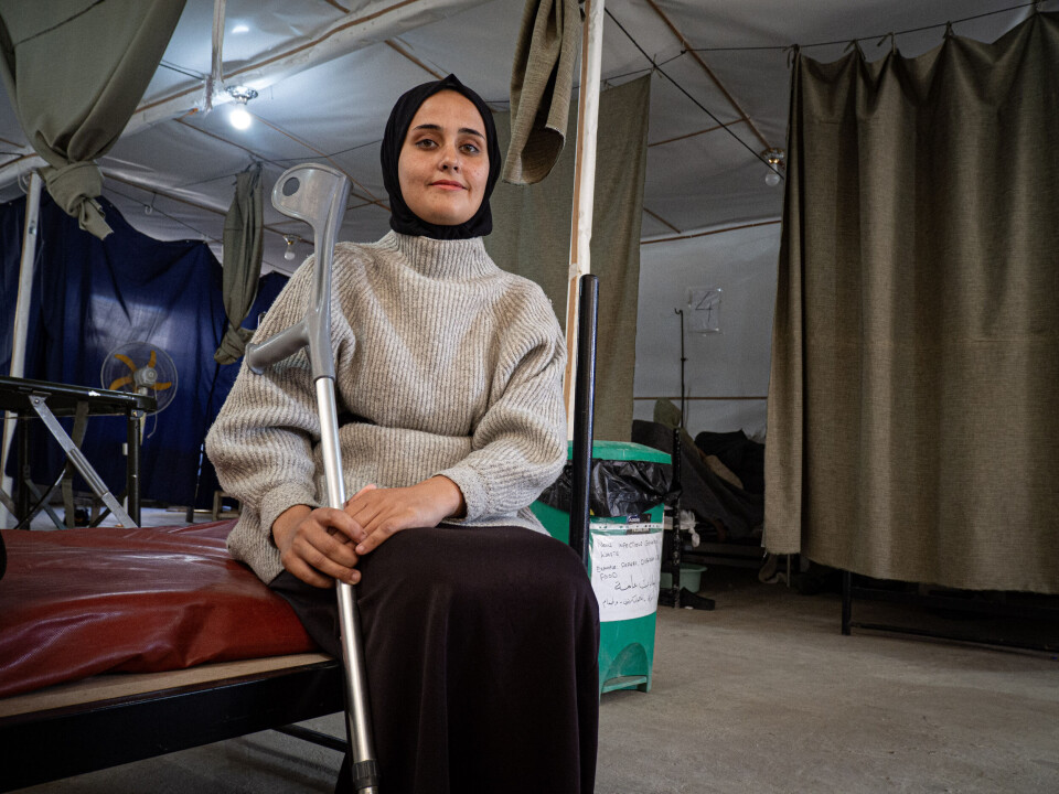 The young mother sustained a spinal cord injury after an accident caused by an airstrike. The injury resulted in paralysis of her legs. When she left the field hospital after nearly four months of rehabilitation, she was able to walk independently with the help of a crutch.