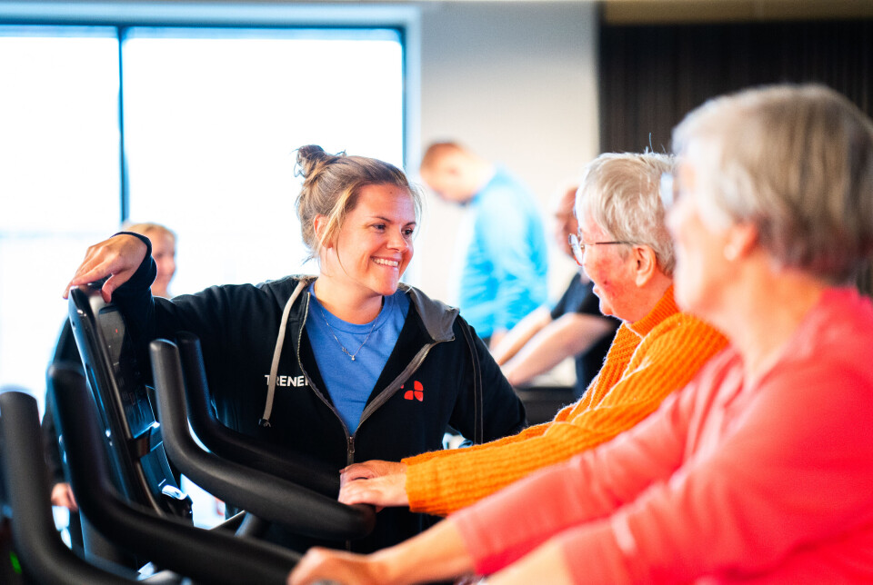 Trenerne som jobber på Gymsalen, skal kunne navnet på alle de 776 medlemmene. Fysioterapeut og daglig leder, Eli Hausken, slår av en prat med to seniormedlemmer.