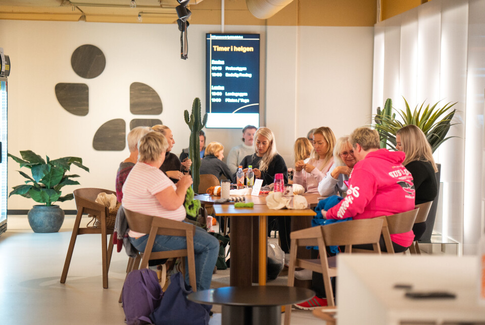 En gang i uka er det strikkekveld på Gymsalen. Arrangementet er populært.