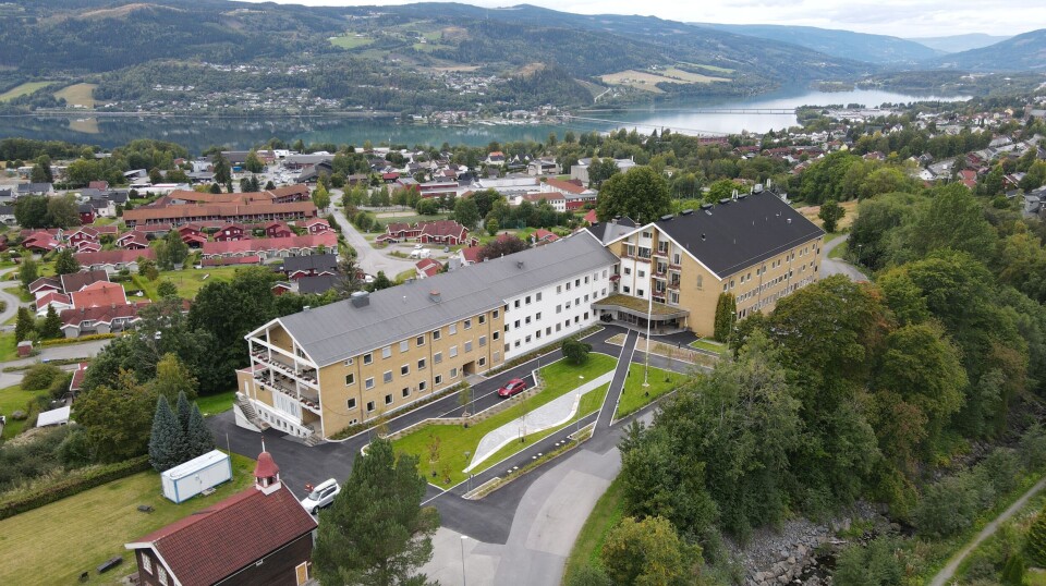 Dronefoto fra Skogli Helse- og Rehabiliteringssenter på Lillehammer, som har fått ny avtale med Helse Sør-Øst.